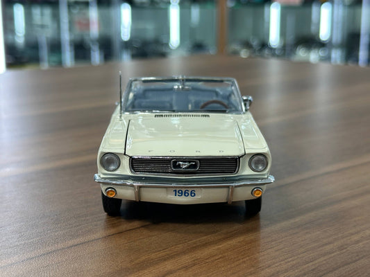 Ford Mustang Convertible 1966 1:24 Diecast – White – Danbury Mint Limited Edition