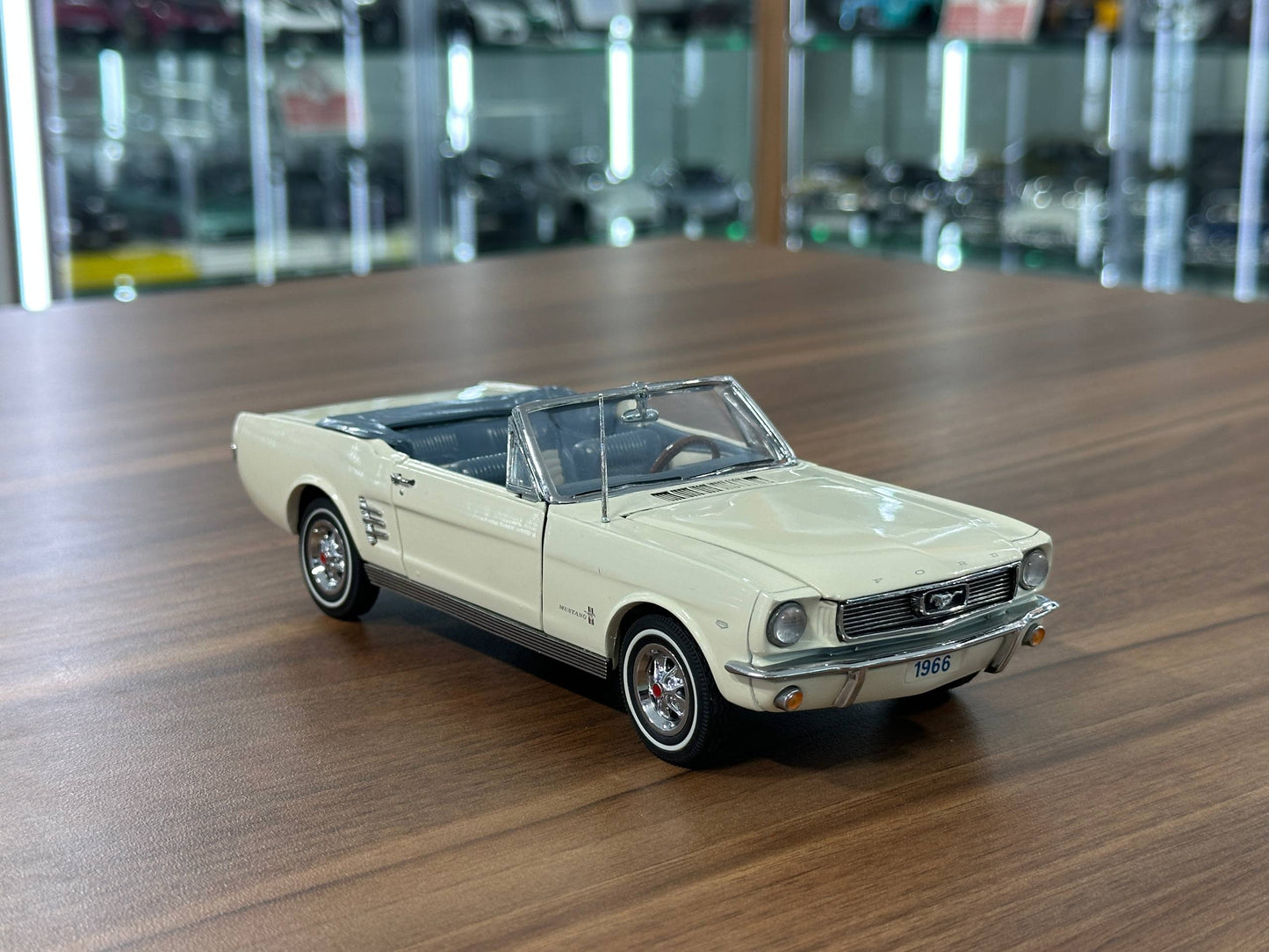 Ford Mustang Convertible 1966 1:24 Diecast – White – Danbury Mint Limited Edition