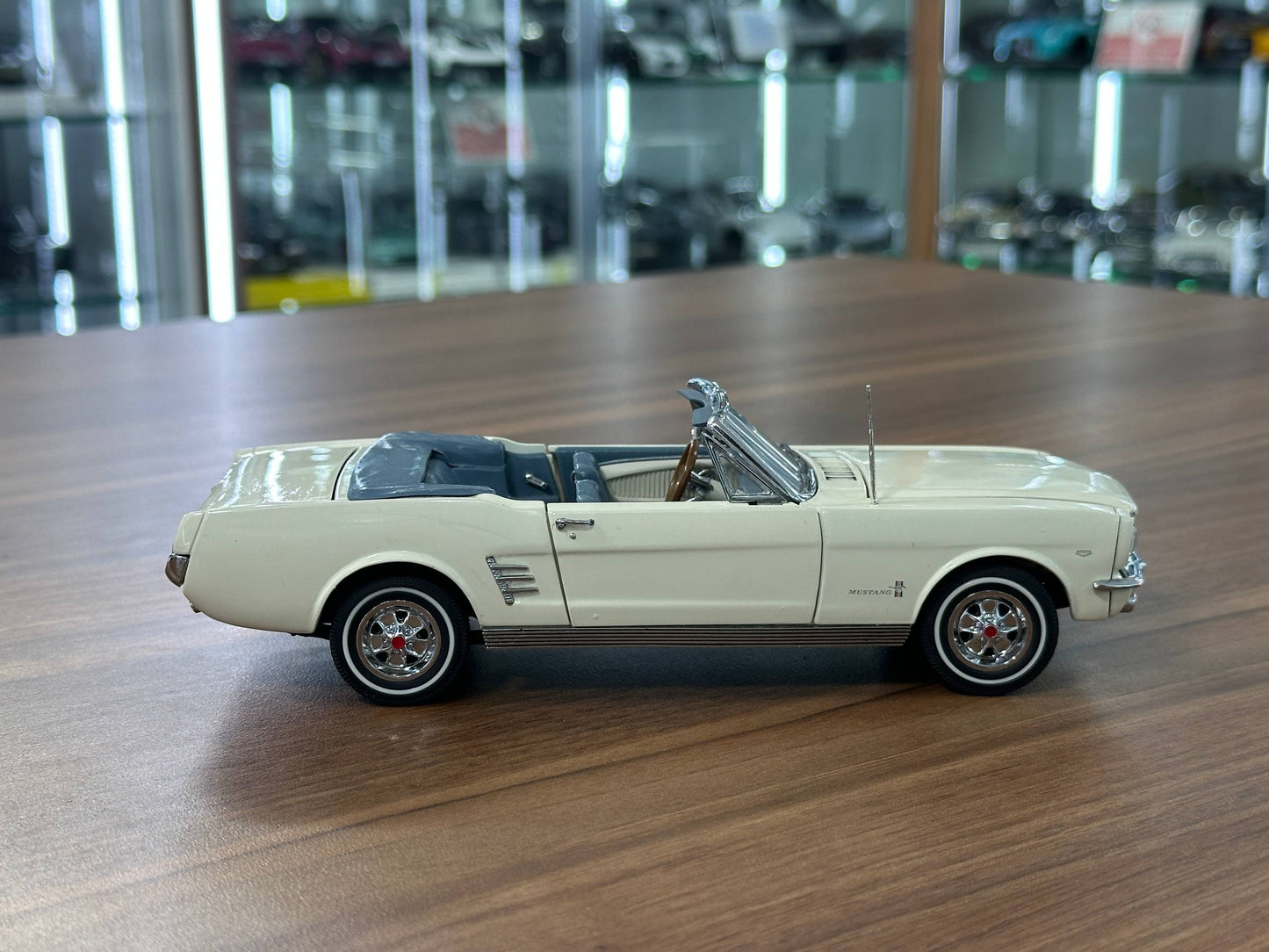Ford Mustang Convertible 1966 1:24 Diecast – White – Danbury Mint Limited Edition