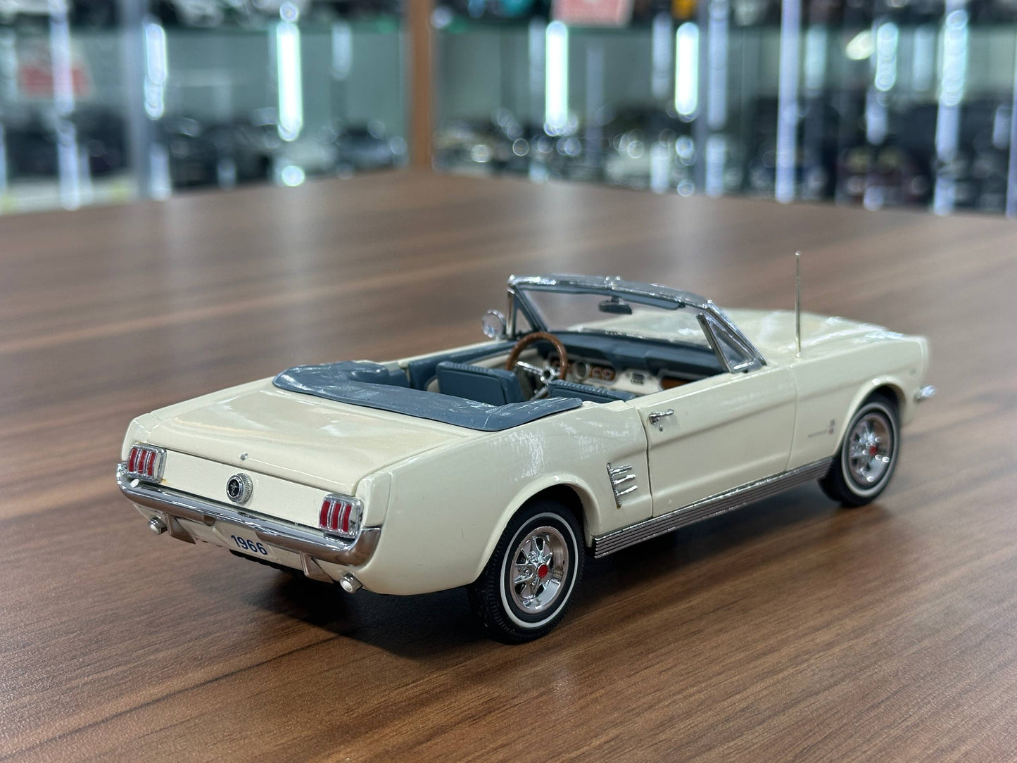 Ford Mustang Convertible 1966 1:24 Diecast – White – Danbury Mint Limited Edition