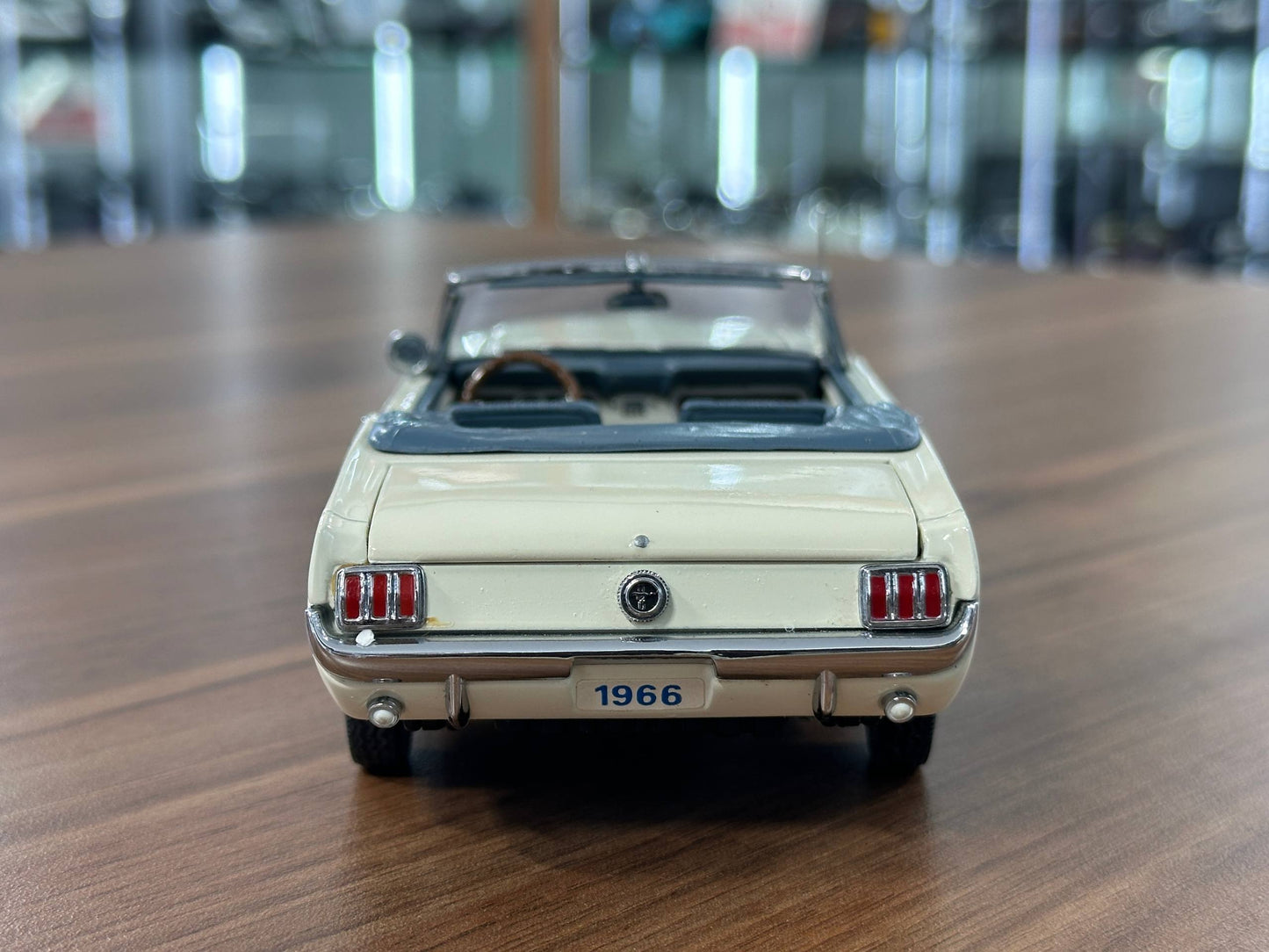Ford Mustang Convertible 1966 1:24 Diecast – White – Danbury Mint Limited Edition