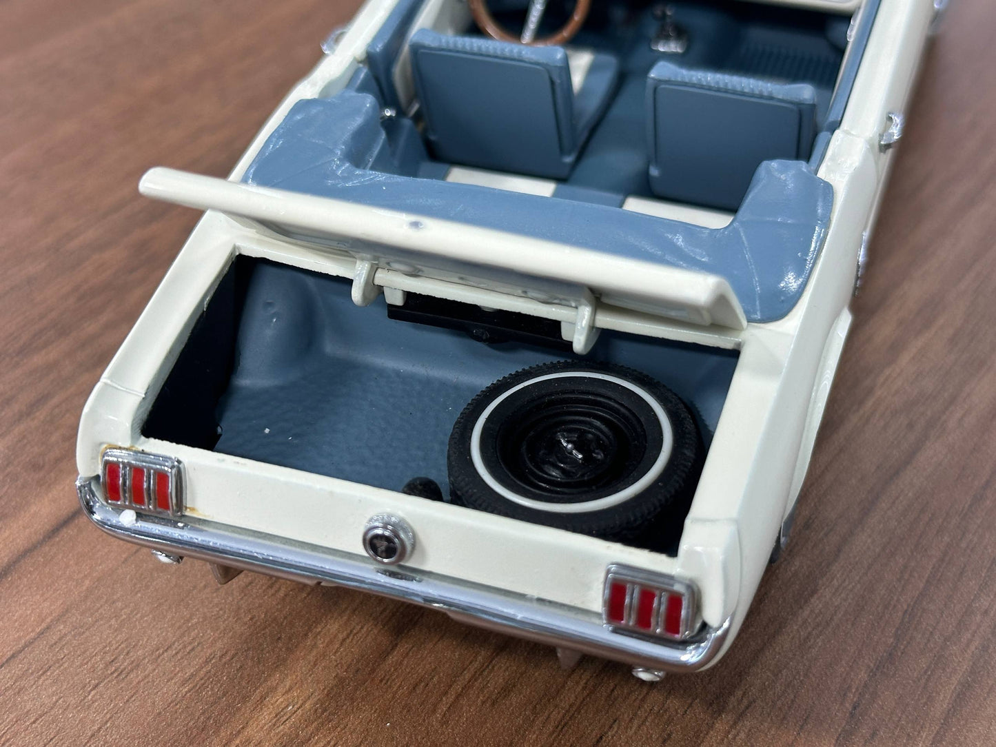 Ford Mustang Convertible 1966 1:24 Diecast – White – Danbury Mint Limited Edition