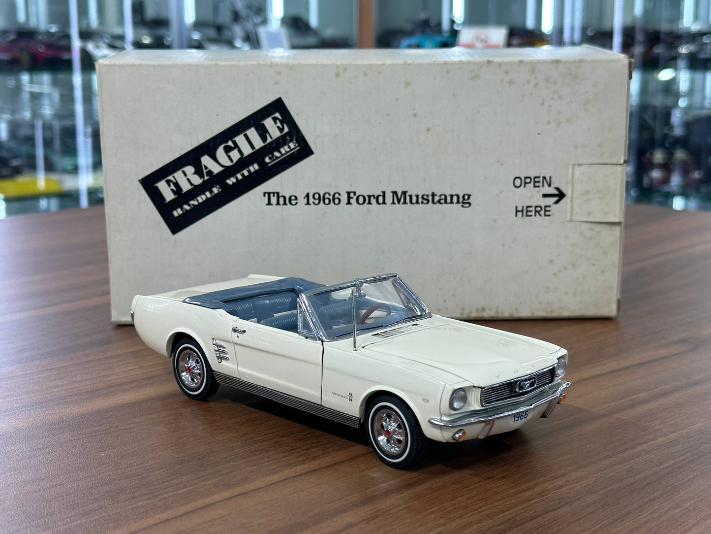 Ford Mustang Convertible 1966 1:24 Diecast – White – Danbury Mint Limited Edition