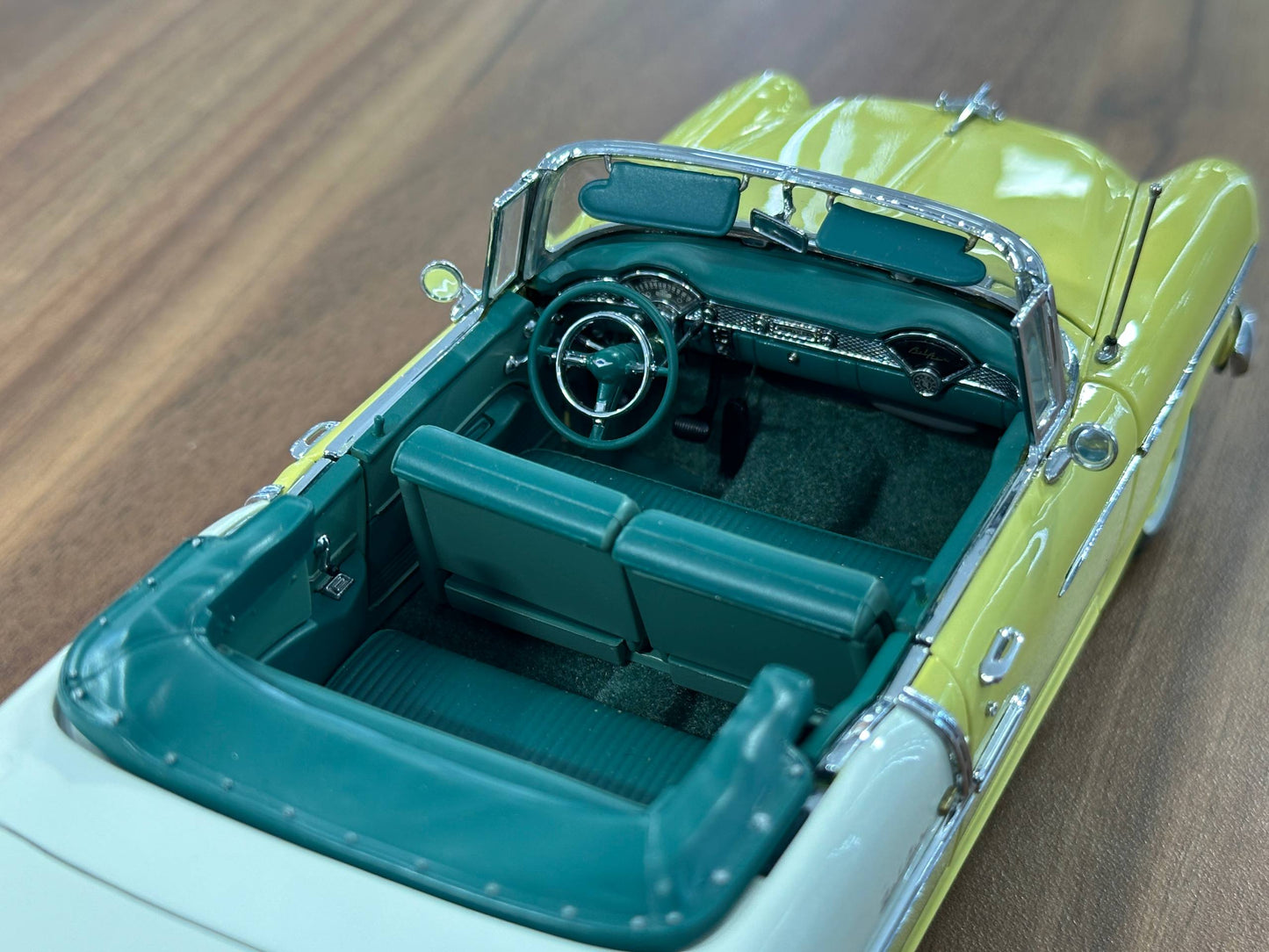 1/24 Diecast Chevrolet Bel Air Convertible 1955  Yellow – Danbury Mint Limited Edition