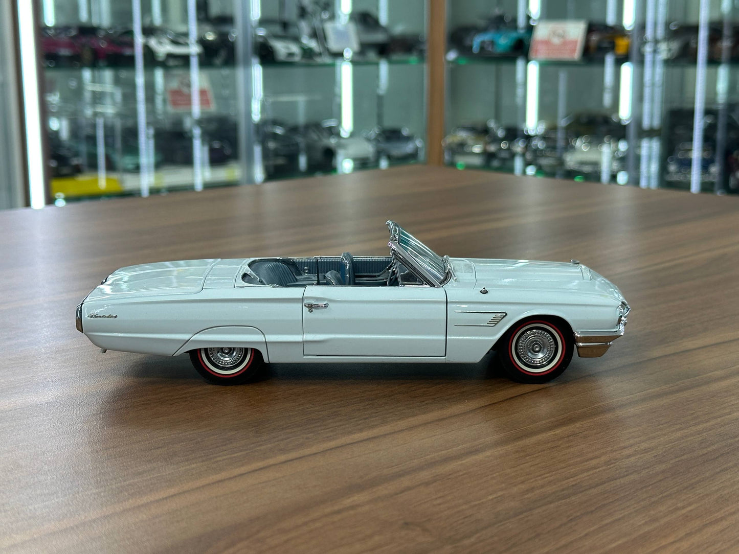 1/24 Diecast Ford Thunderbird Convertible 1965 Light Blue – Danbury Mint Limited Edition