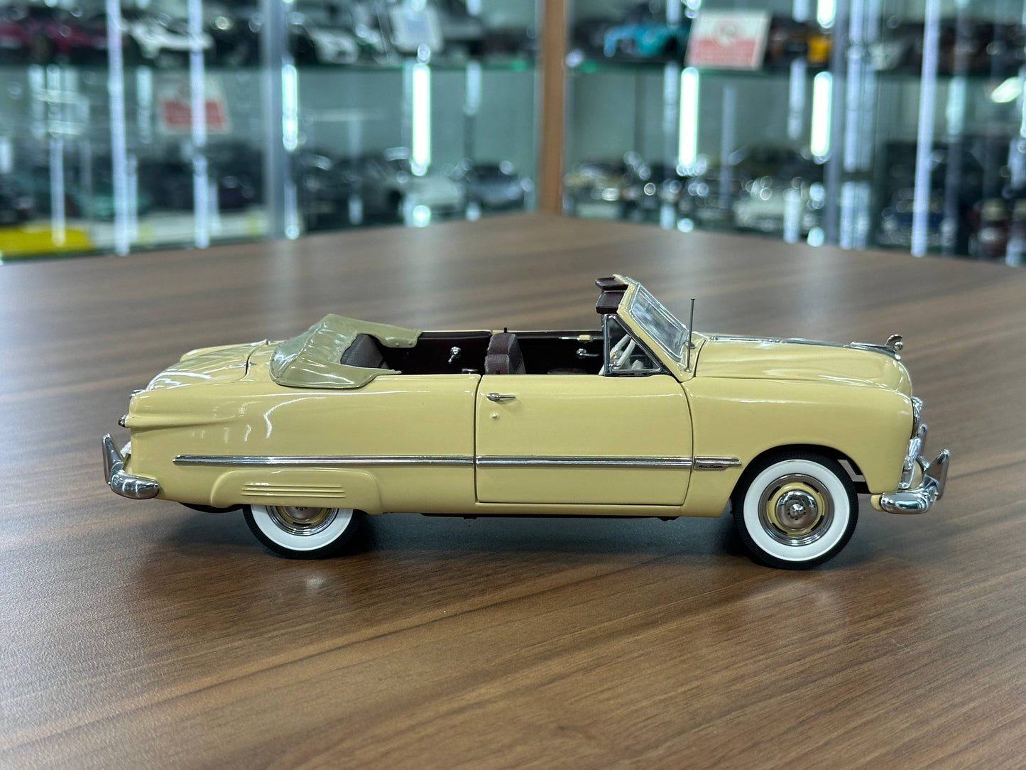 1/24 Diecast Ford Custom (1949) – Vintage Cream Yellow – Danbury Mint Limited Edition
