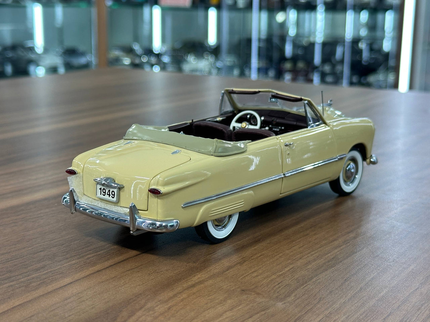 1/24 Diecast Ford Custom (1949) – Vintage Cream Yellow – Danbury Mint Limited Edition