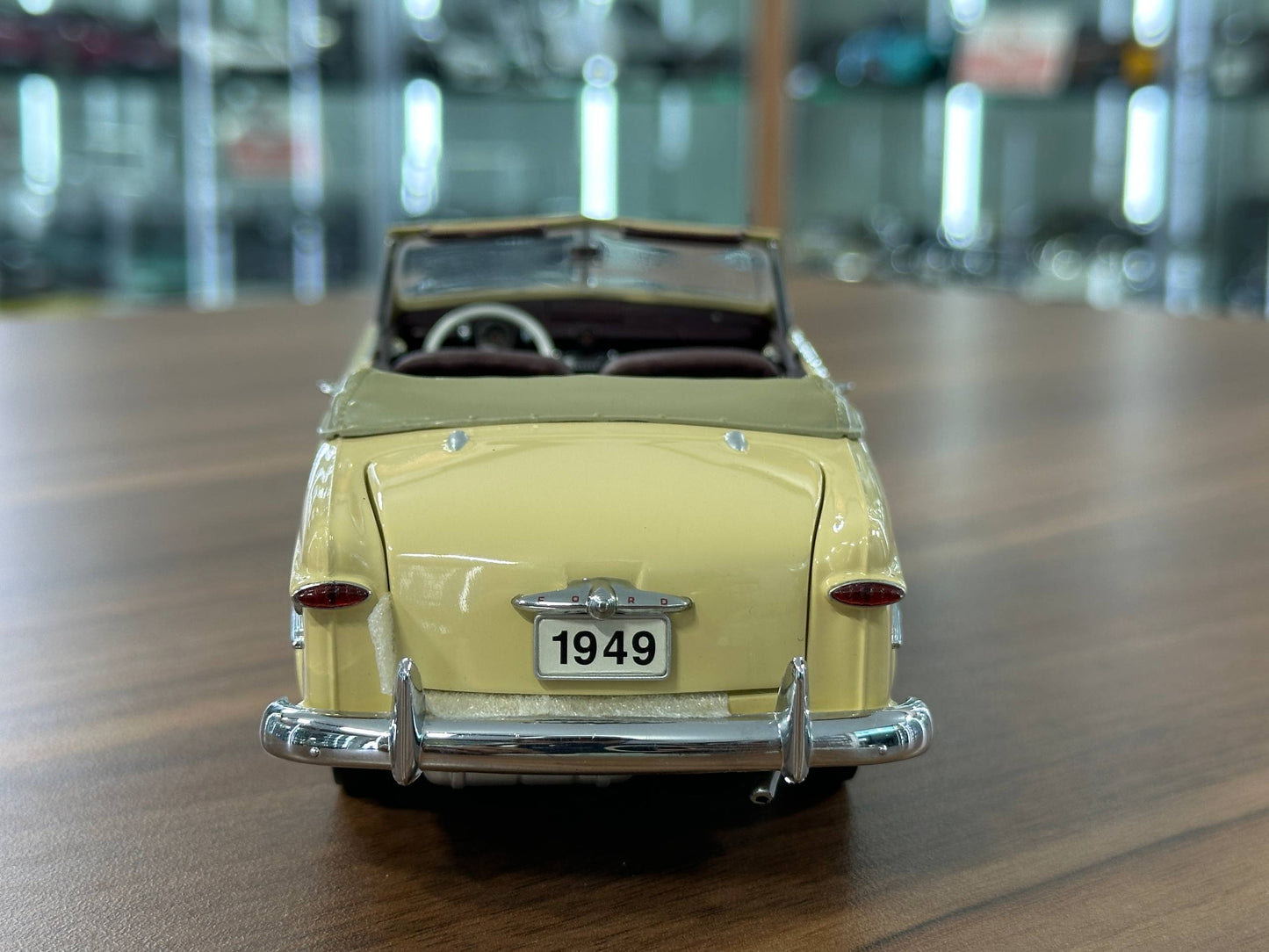 1/24 Diecast Ford Custom (1949) – Vintage Cream Yellow – Danbury Mint Limited Edition