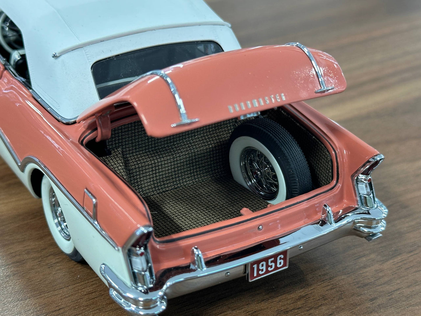 1/24 Diecast Buick Roadmaster Convertible (1956) – Salmon White – Danbury Mint Limited Edition