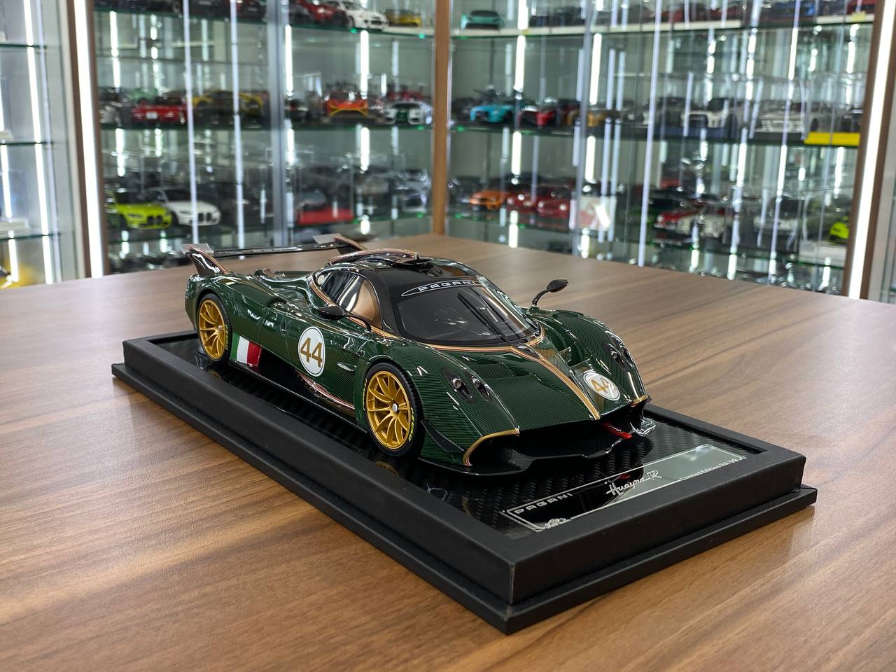 Pagani Huayra R #44 1:18 Resin Model – Green Carbon | VIP Models (Limited Edition – Dubai Exclusive)