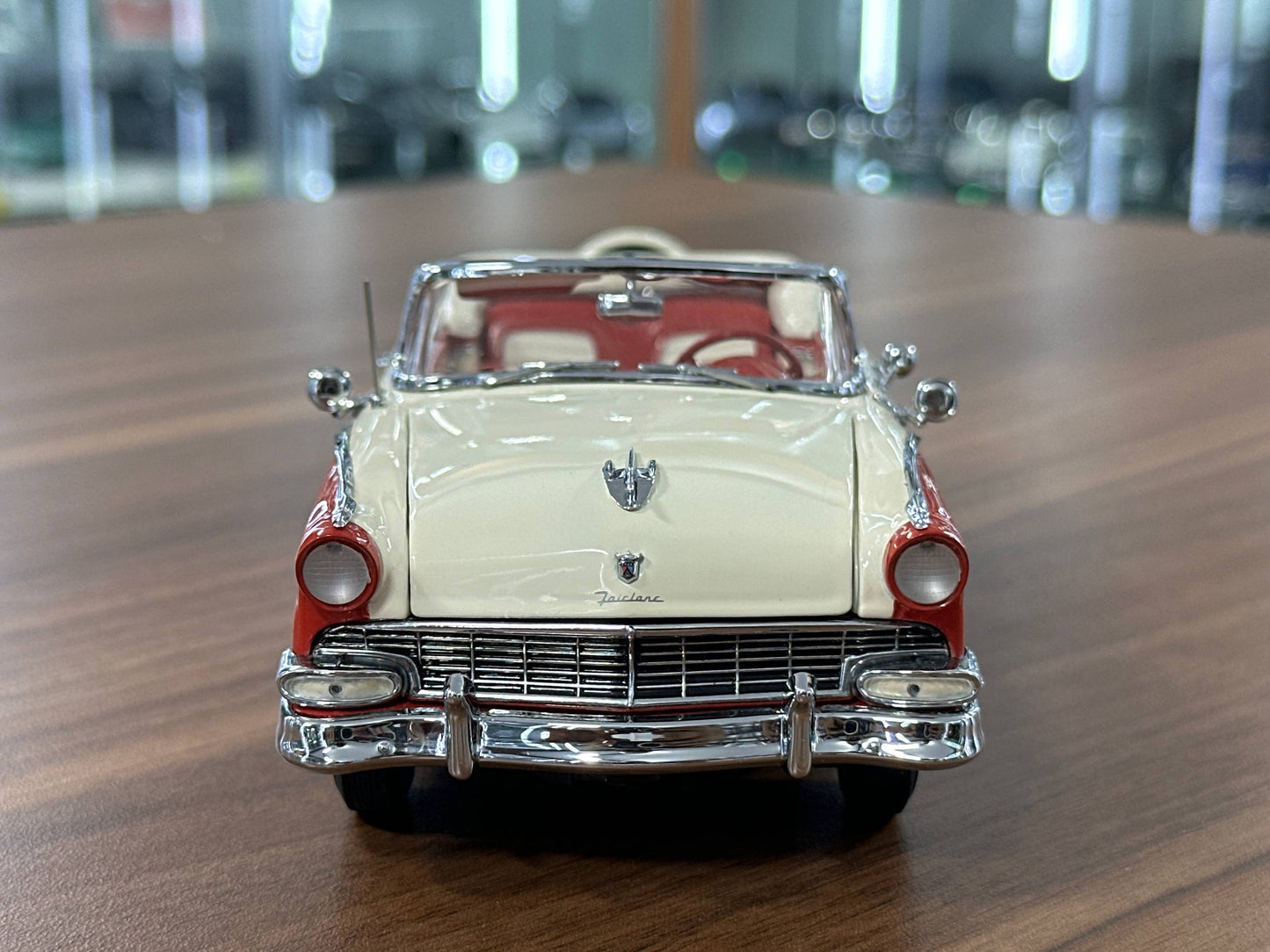 Ford Fairlane Sunliner Convertible 1956 – Red – 1:24 Diecast (Full Opening)