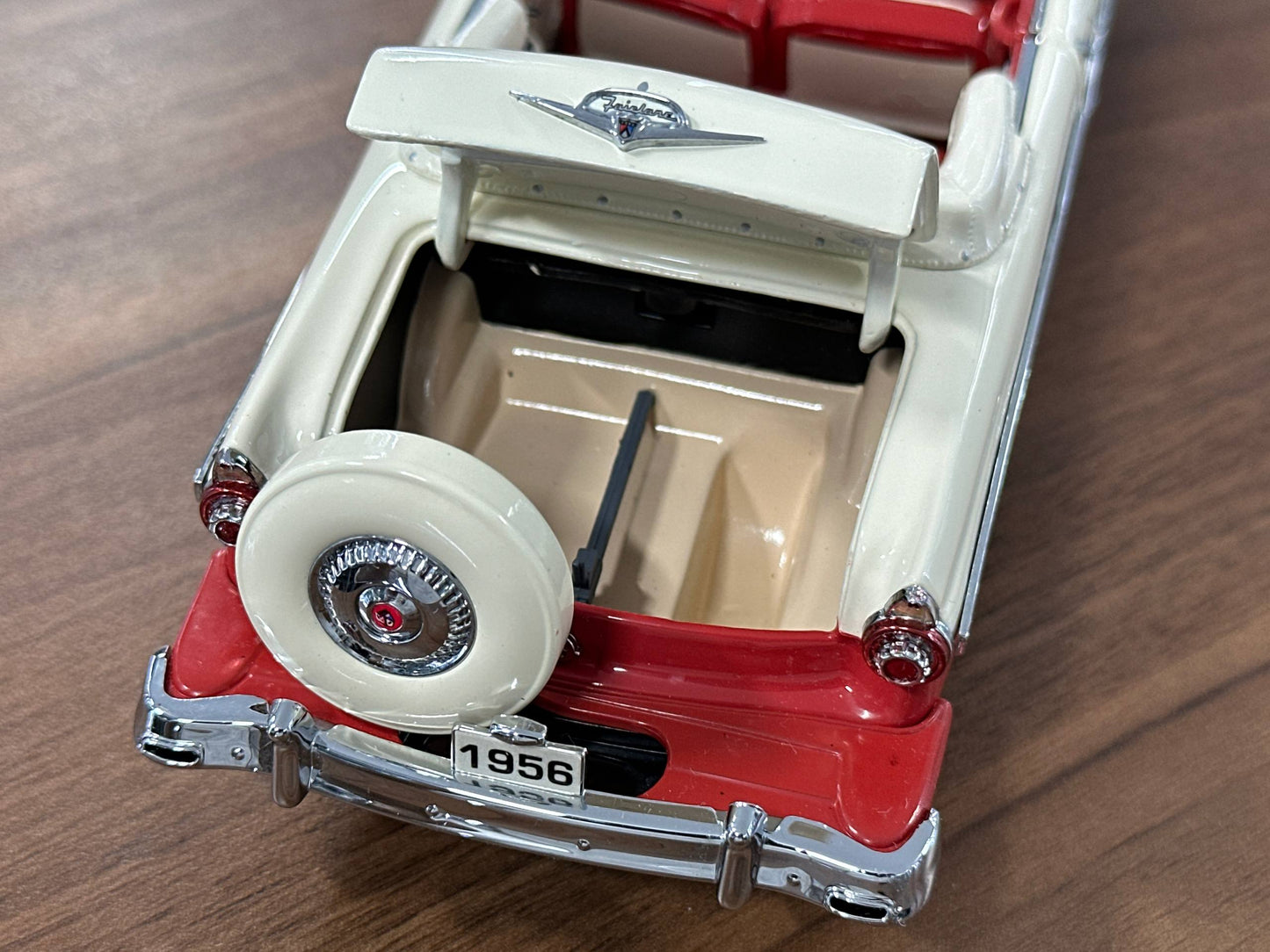 Ford Fairlane Sunliner Convertible 1956 – Red – 1:24 Diecast (Full Opening)