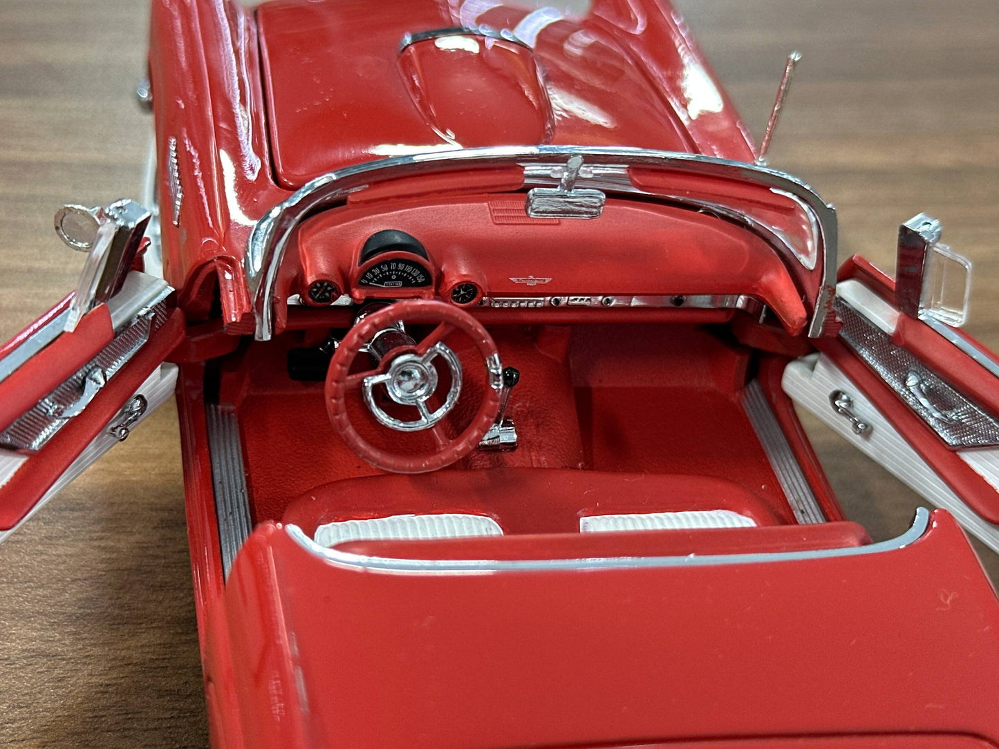 Ford Thunderbird 1956 – Red – 1:24 Diecast (Full Opening)