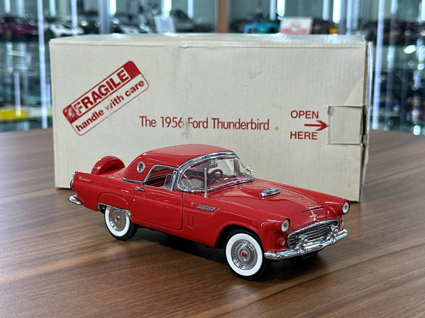Ford Thunderbird 1956 – Red – 1:24 Diecast (Full Opening)
