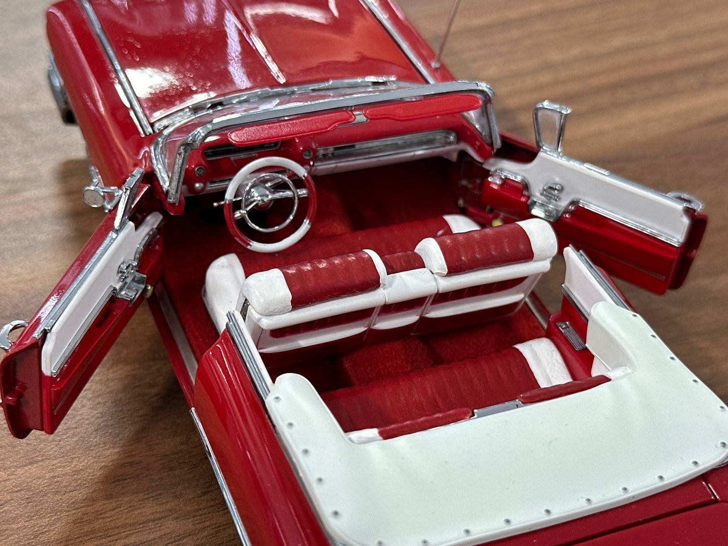 Cadillac Series 62 1959 – Red – 1:24 Diecast (Full Opening)