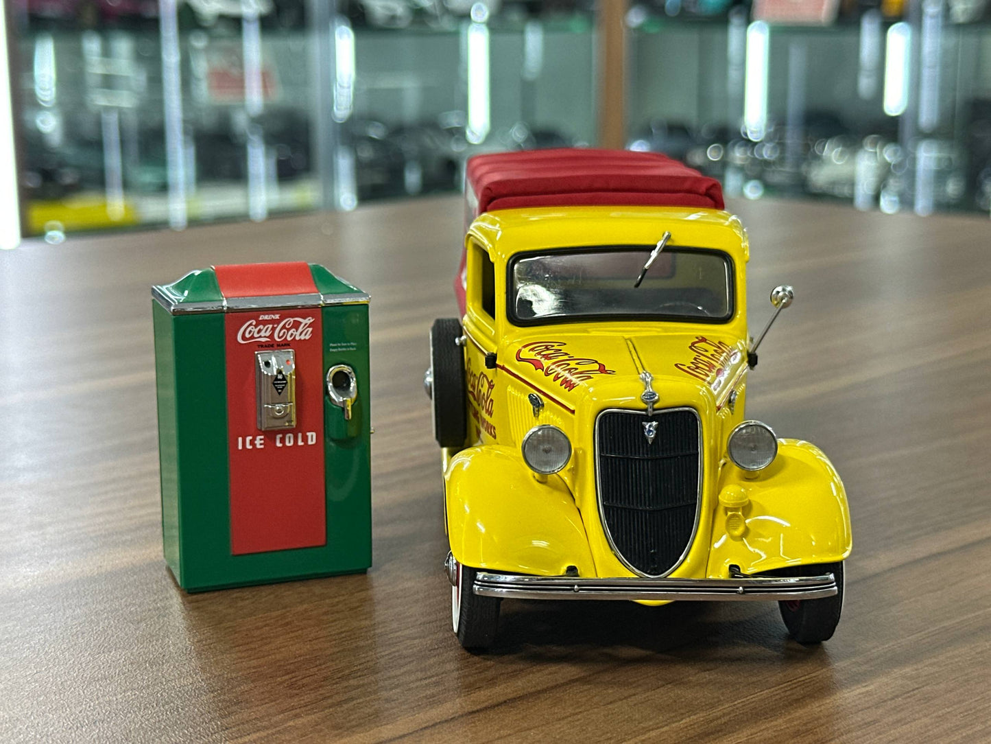 Ford Coca Cola Delivery 1935 – Yellow – 1:24 Diecast (Full Opening)