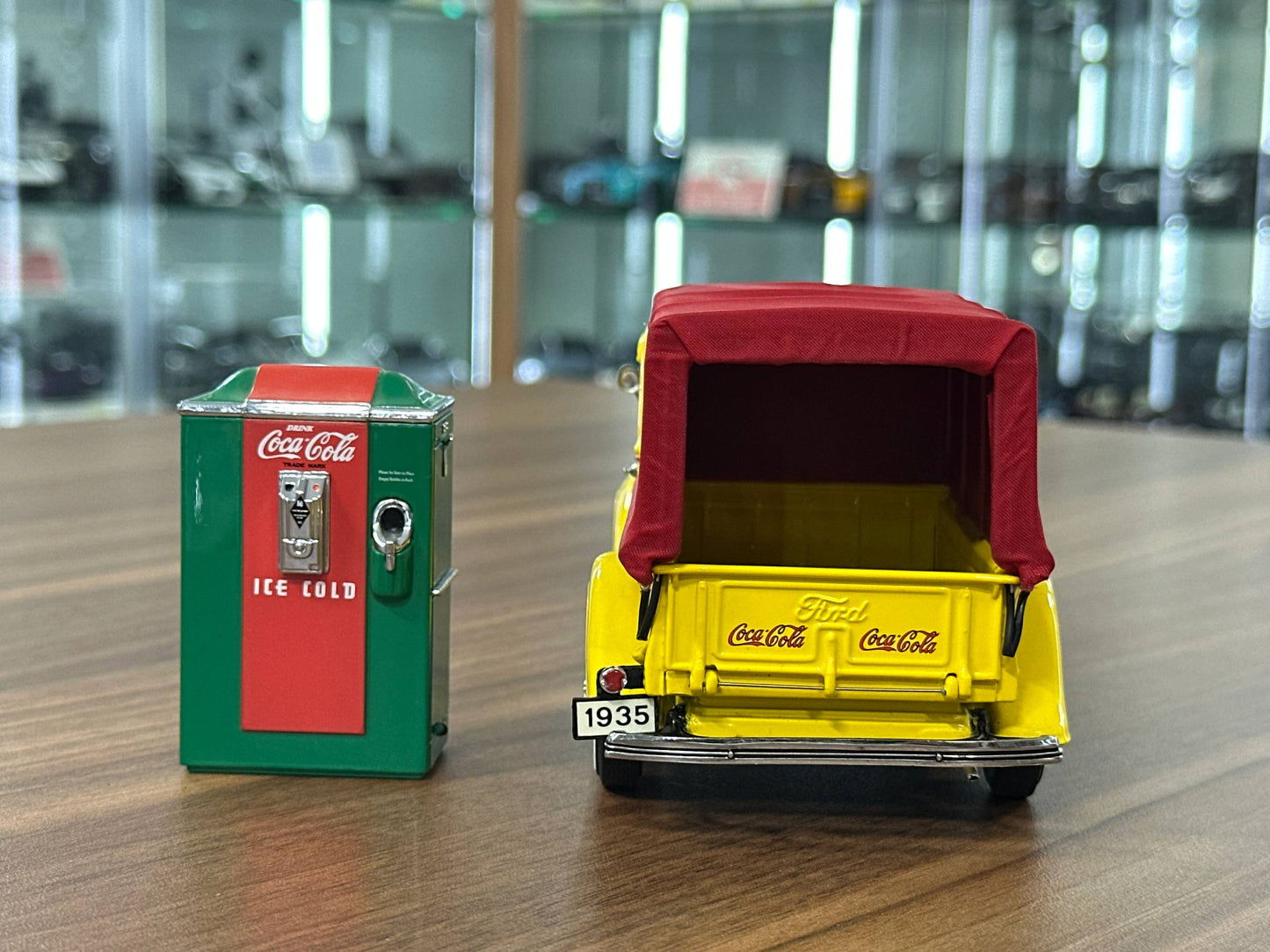 Ford Coca Cola Delivery 1935 – Yellow – 1:24 Diecast (Full Opening)