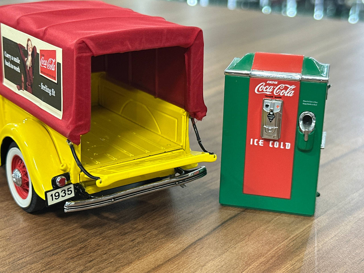 Ford Coca Cola Delivery 1935 – Yellow – 1:24 Diecast (Full Opening)