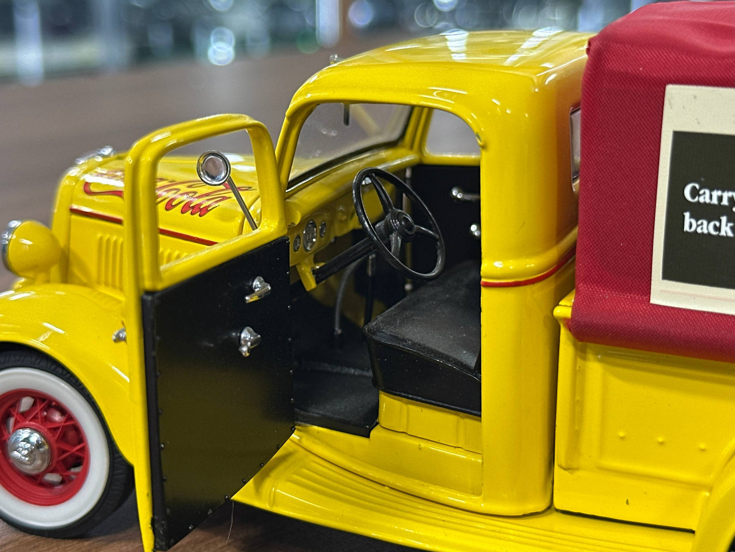 Ford Coca Cola Delivery 1935 – Yellow – 1:24 Diecast (Full Opening)