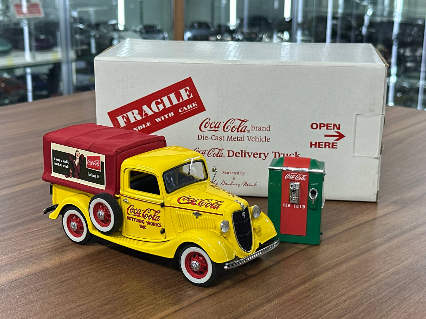 Ford Coca Cola Delivery 1935 – Yellow – 1:24 Diecast (Full Opening)