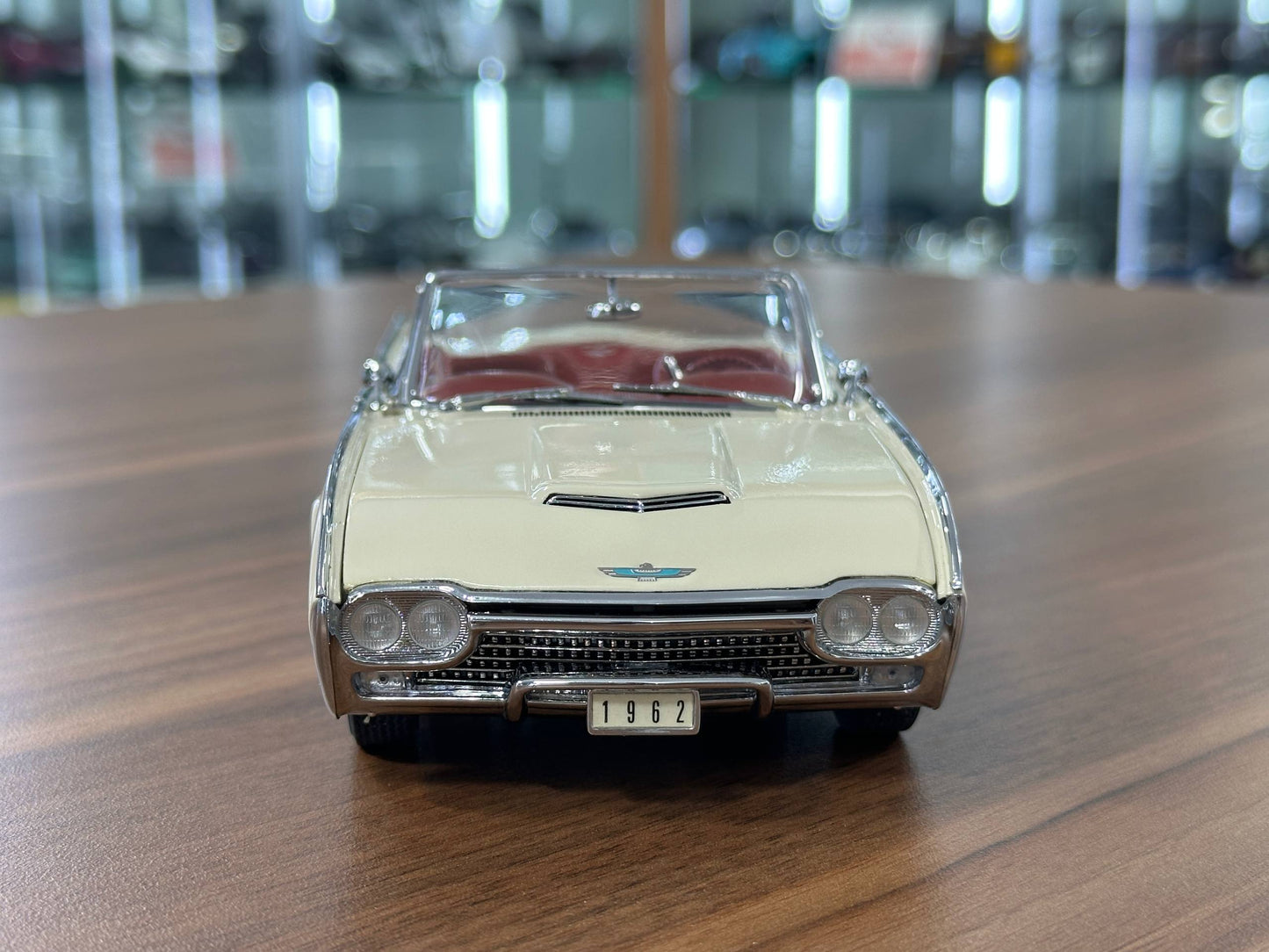 The Danbury Mint Ford Thunderbird 1962 – Corinthian White – 1:24 Diecast Model (Full Opening, Limited Edition)
