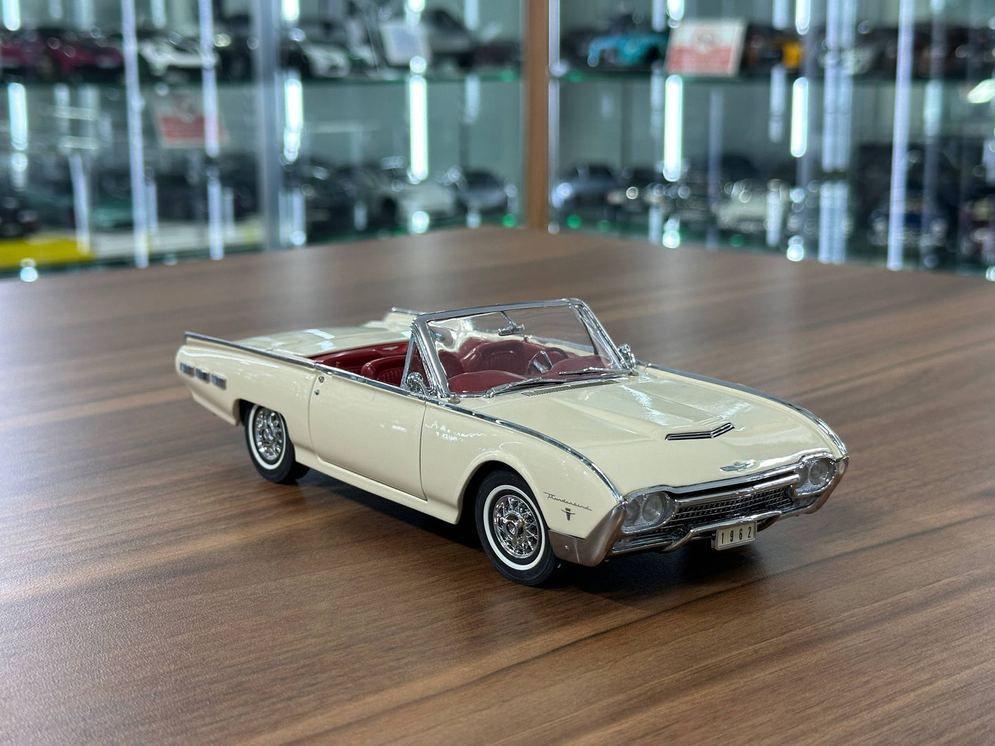 The Danbury Mint Ford Thunderbird 1962 – Corinthian White – 1:24 Diecast Model (Full Opening, Limited Edition)