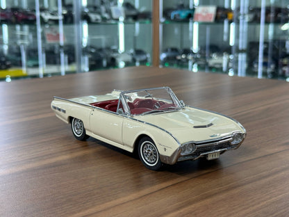 The Danbury Mint Ford Thunderbird 1962 – Corinthian White – 1:24 Diecast Model (Full Opening, Limited Edition)