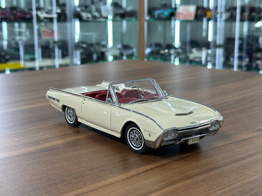 The Danbury Mint Ford Thunderbird 1962 – Corinthian White – 1:24 Diecast Model (Full Opening, Limited Edition)