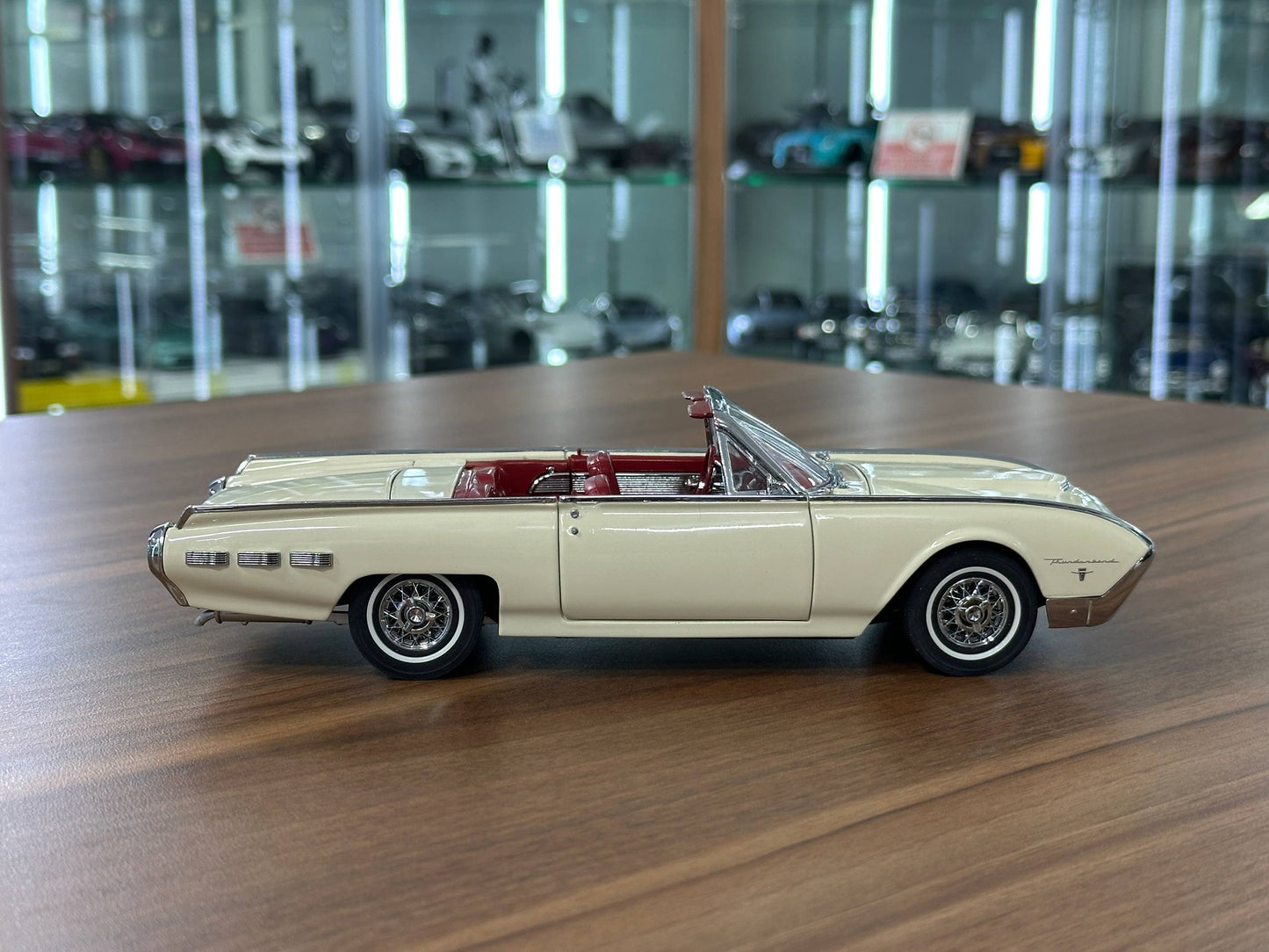 The Danbury Mint Ford Thunderbird 1962 – Corinthian White – 1:24 Diecast Model (Full Opening, Limited Edition)