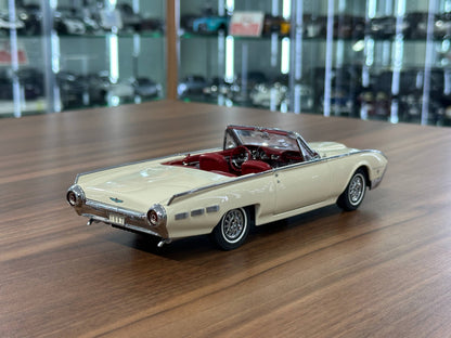 The Danbury Mint Ford Thunderbird 1962 – Corinthian White – 1:24 Diecast Model (Full Opening, Limited Edition)