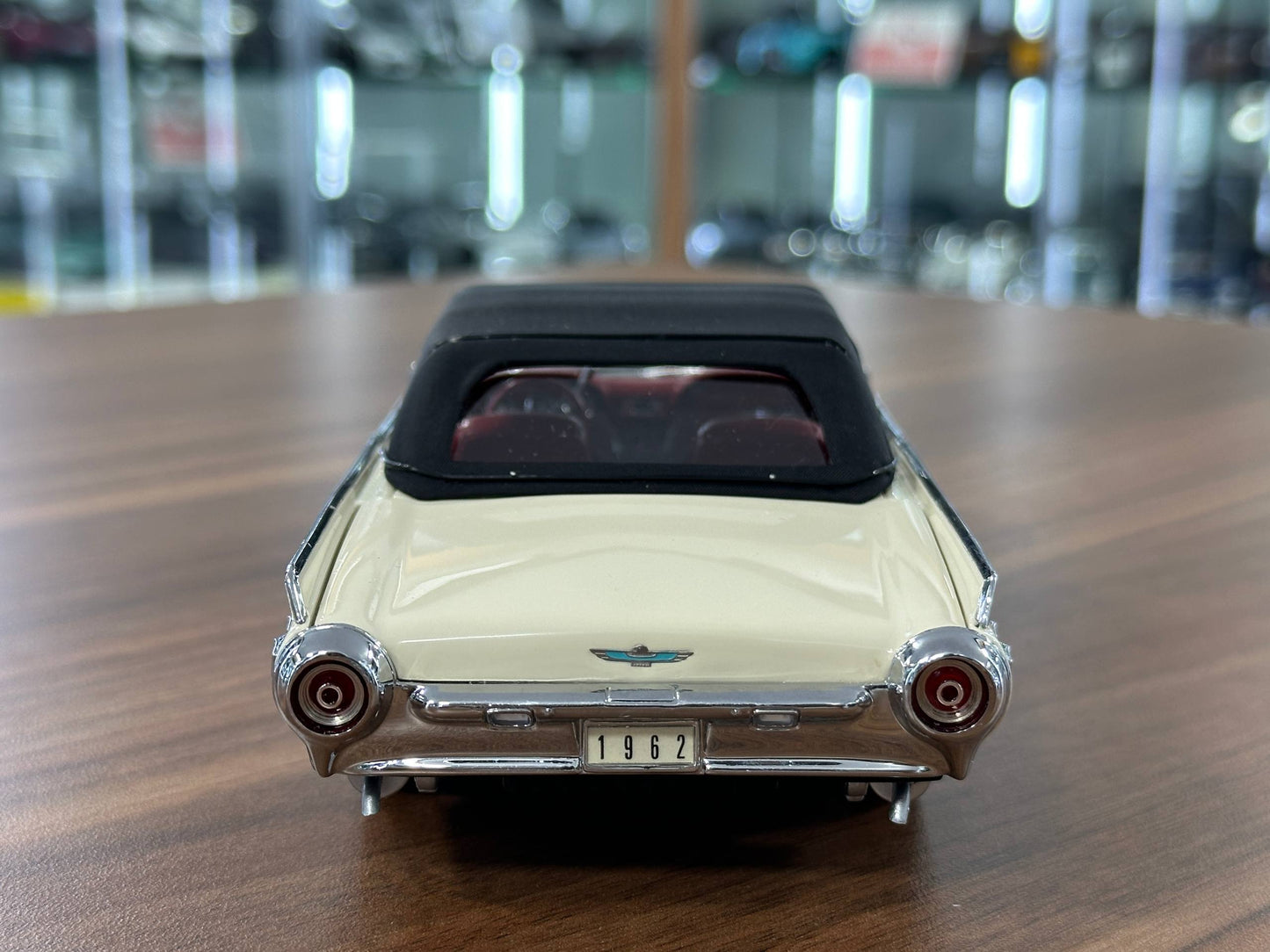 The Danbury Mint Ford Thunderbird 1962 – Corinthian White – 1:24 Diecast Model (Full Opening, Limited Edition)