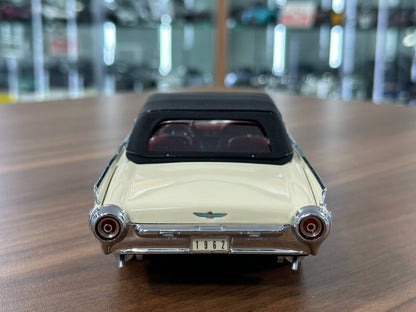 The Danbury Mint Ford Thunderbird 1962 – Corinthian White – 1:24 Diecast Model (Full Opening, Limited Edition)