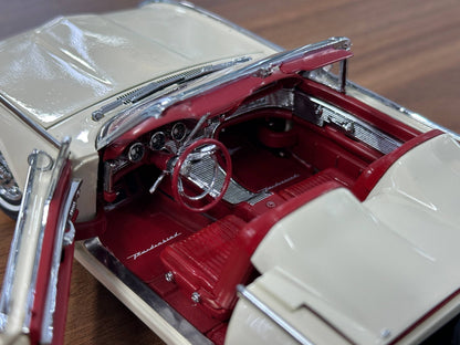 The Danbury Mint Ford Thunderbird 1962 – Corinthian White – 1:24 Diecast Model (Full Opening, Limited Edition)
