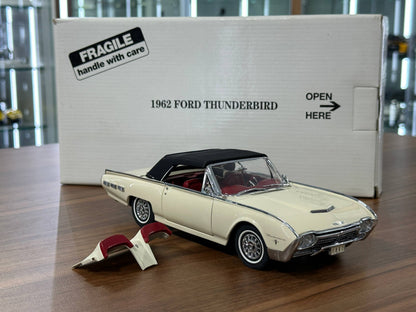 The Danbury Mint Ford Thunderbird 1962 – Corinthian White – 1:24 Diecast Model (Full Opening, Limited Edition)