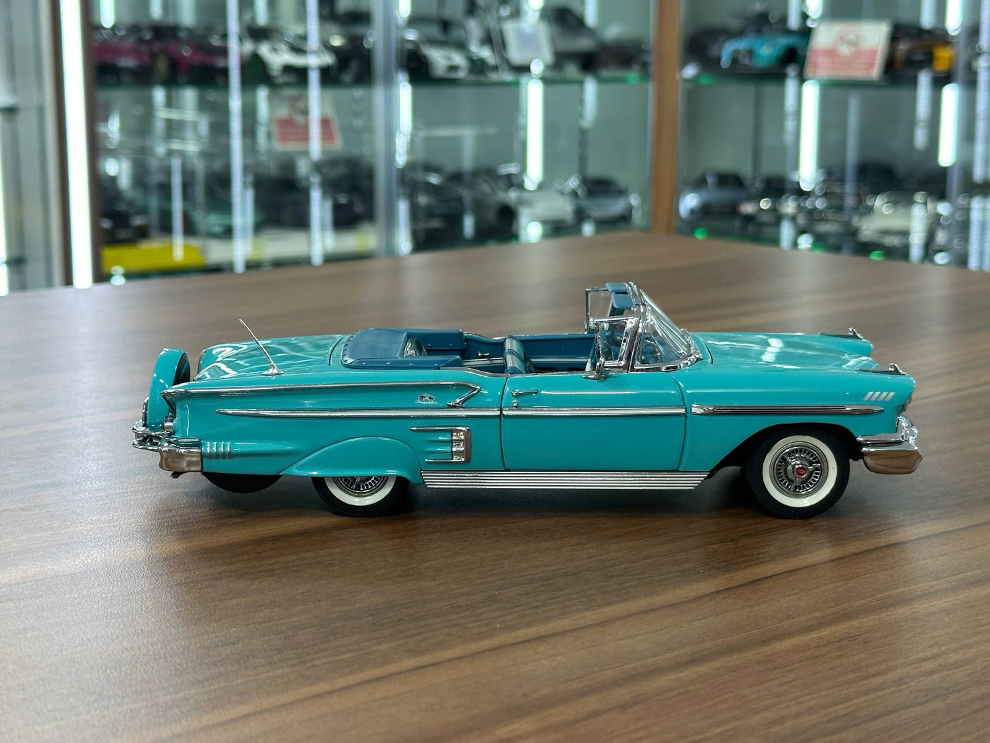 The Danbury Mint Chevrolet Impala Convertible 1958 – Torquoise – 1:24 Diecast Model (Full Opening, Limited Edition)
