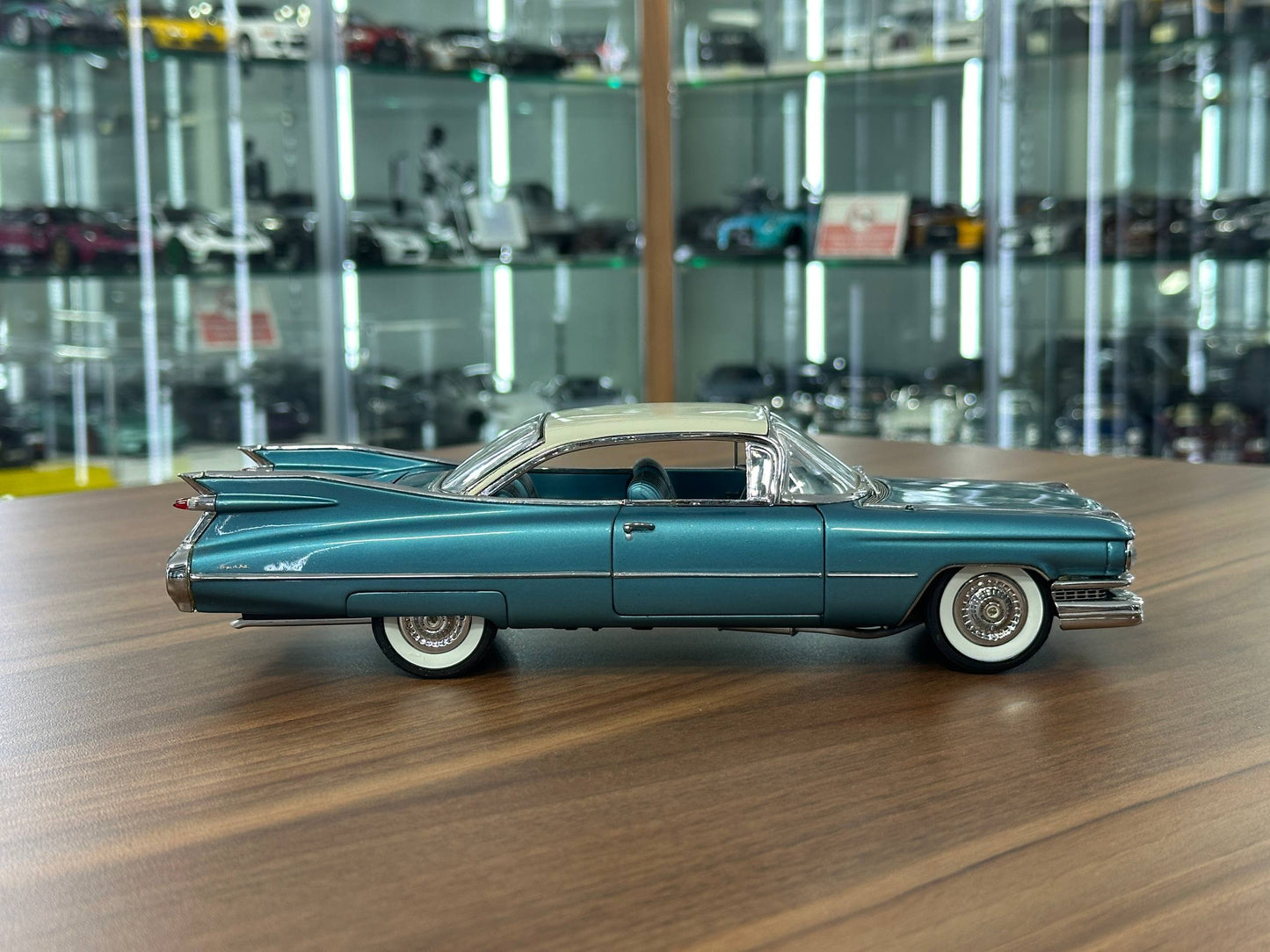 The Danbury Mint Cadillac Coupe DeVille 1959 – Vegas Torquoise – 1:24 Diecast Model (Full Opening, Limited Edition)