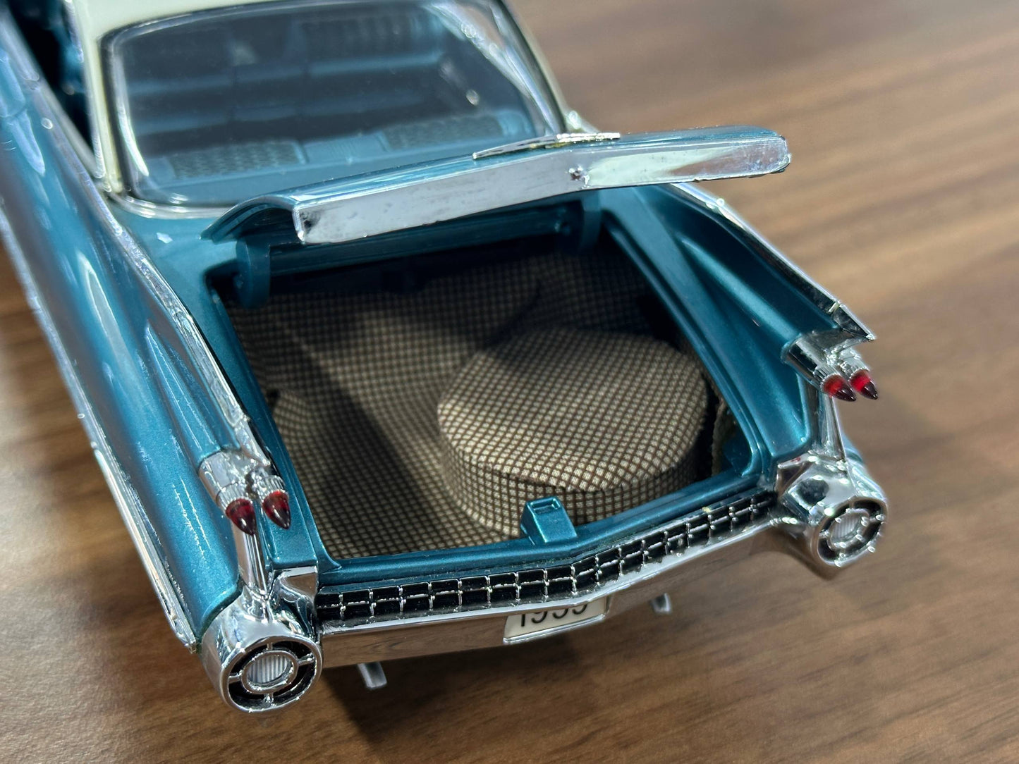 The Danbury Mint Cadillac Coupe DeVille 1959 – Vegas Torquoise – 1:24 Diecast Model (Full Opening, Limited Edition)
