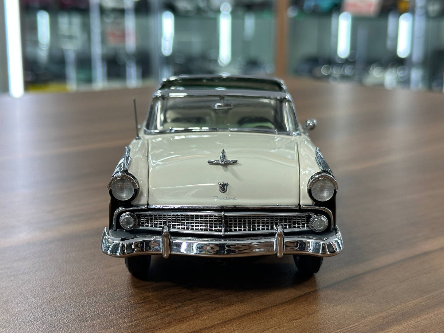 The Danbury Mint Ford Fairlane Crown Victoria 1955 – Black/White – 1:24 Diecast Model (Full Opening, Limited Edition)