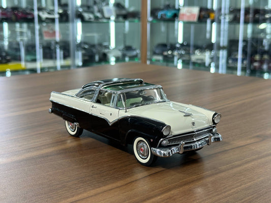 The Danbury Mint Ford Fairlane Crown Victoria 1955 – Black/White – 1:24 Diecast Model (Full Opening, Limited Edition)