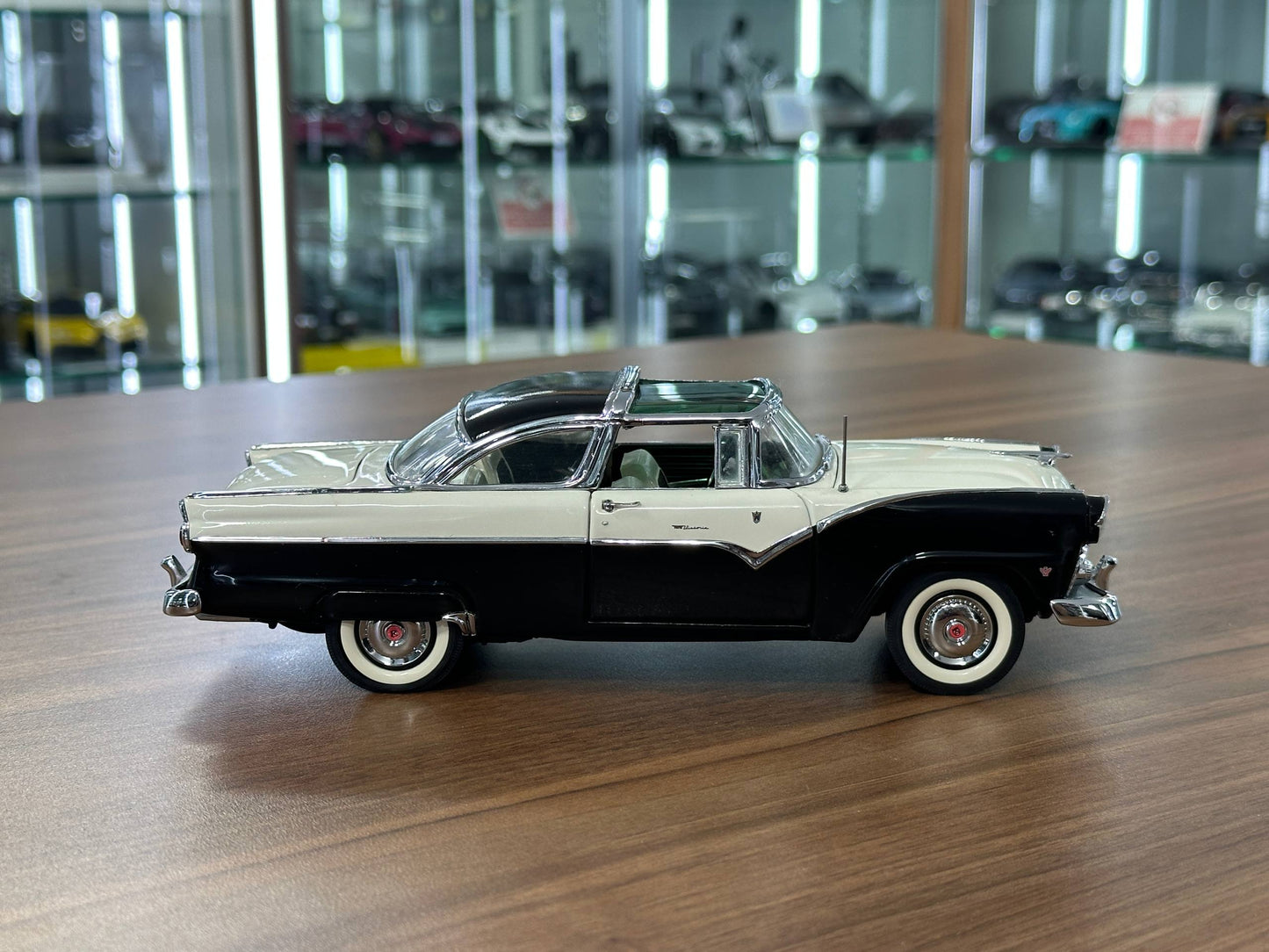 The Danbury Mint Ford Fairlane Crown Victoria 1955 – Black/White – 1:24 Diecast Model (Full Opening, Limited Edition)