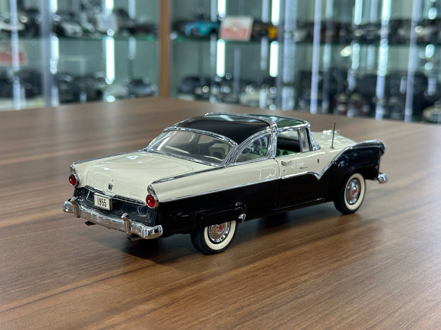 The Danbury Mint Ford Fairlane Crown Victoria 1955 – Black/White – 1:24 Diecast Model (Full Opening, Limited Edition)