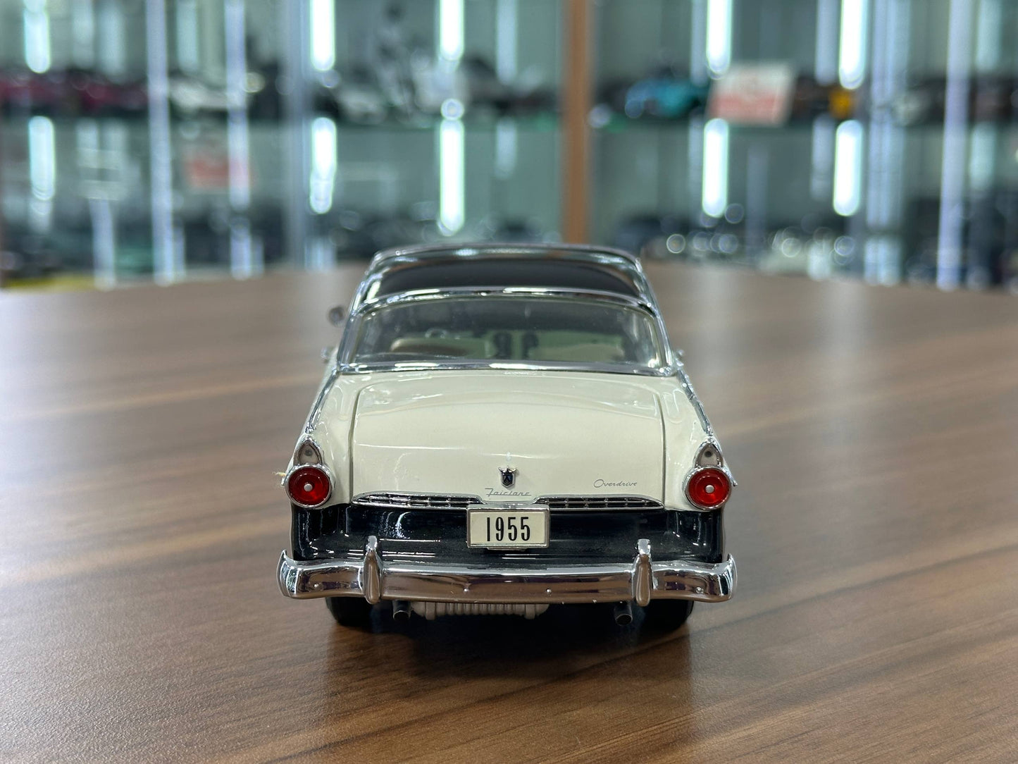 The Danbury Mint Ford Fairlane Crown Victoria 1955 – Black/White – 1:24 Diecast Model (Full Opening, Limited Edition)
