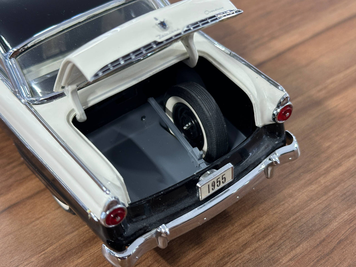 The Danbury Mint Ford Fairlane Crown Victoria 1955 – Black/White – 1:24 Diecast Model (Full Opening, Limited Edition)