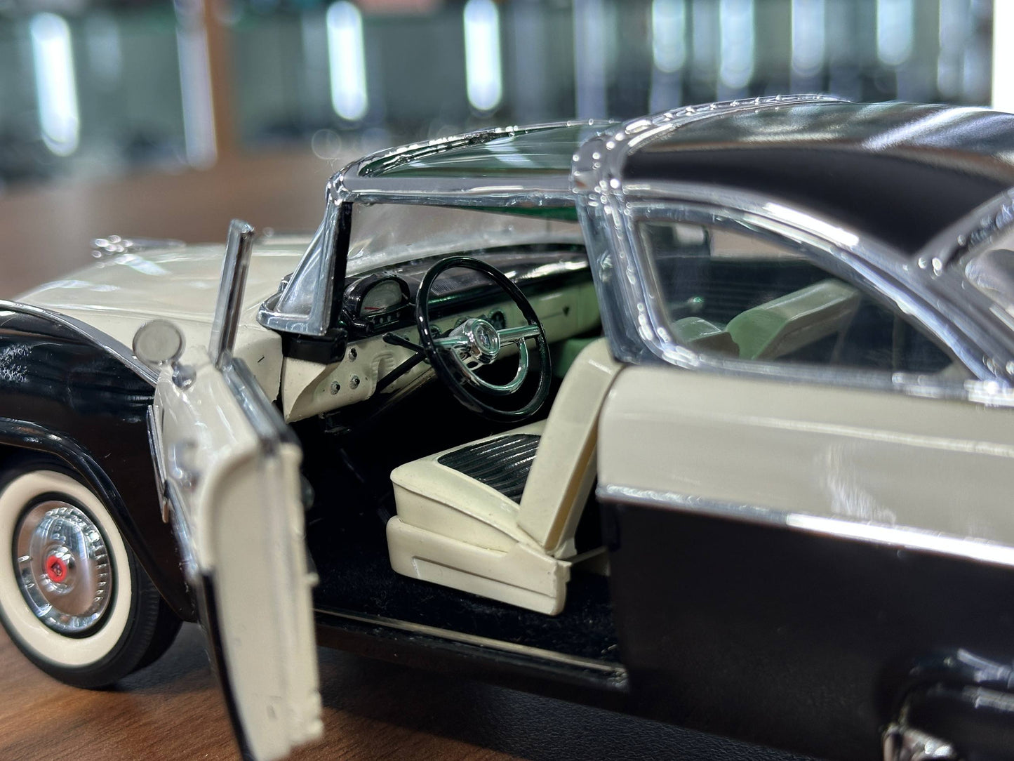 The Danbury Mint Ford Fairlane Crown Victoria 1955 – Black/White – 1:24 Diecast Model (Full Opening, Limited Edition)