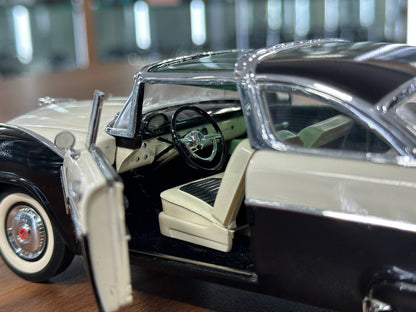 The Danbury Mint Ford Fairlane Crown Victoria 1955 – Black/White – 1:24 Diecast Model (Full Opening, Limited Edition)