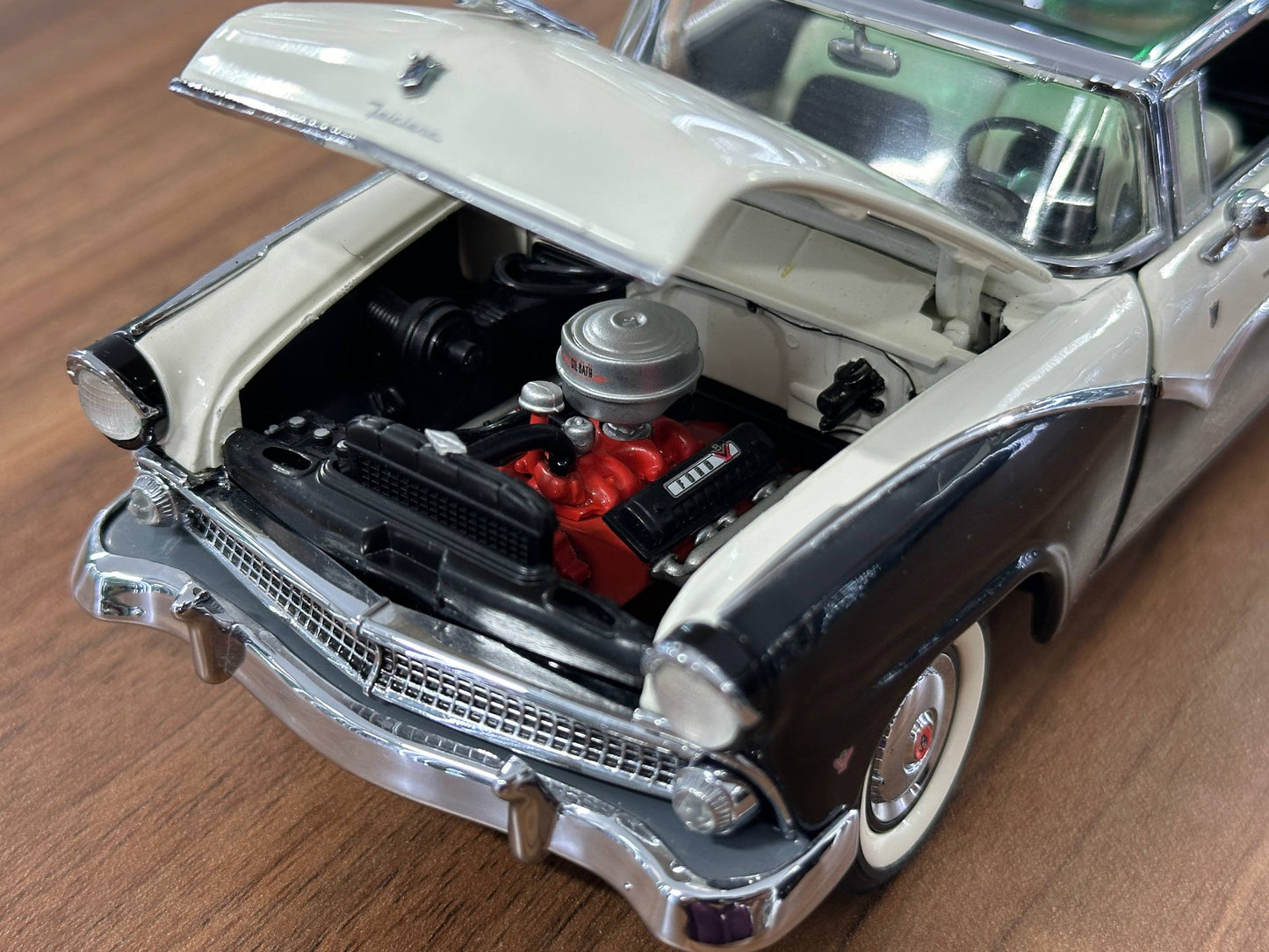 The Danbury Mint Ford Fairlane Crown Victoria 1955 – Black/White – 1:24 Diecast Model (Full Opening, Limited Edition)