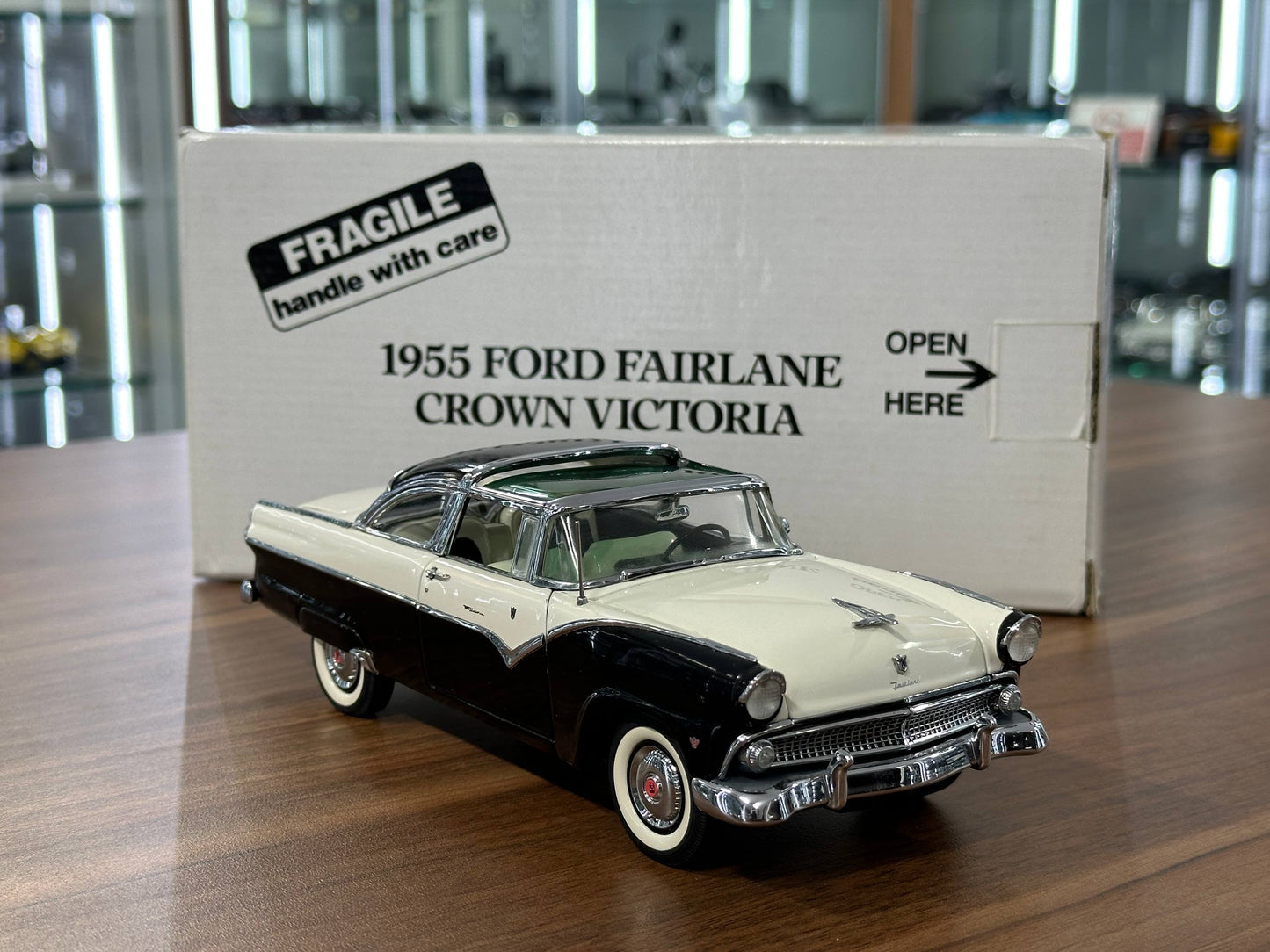The Danbury Mint Ford Fairlane Crown Victoria 1955 – Black/White – 1:24 Diecast Model (Full Opening, Limited Edition)