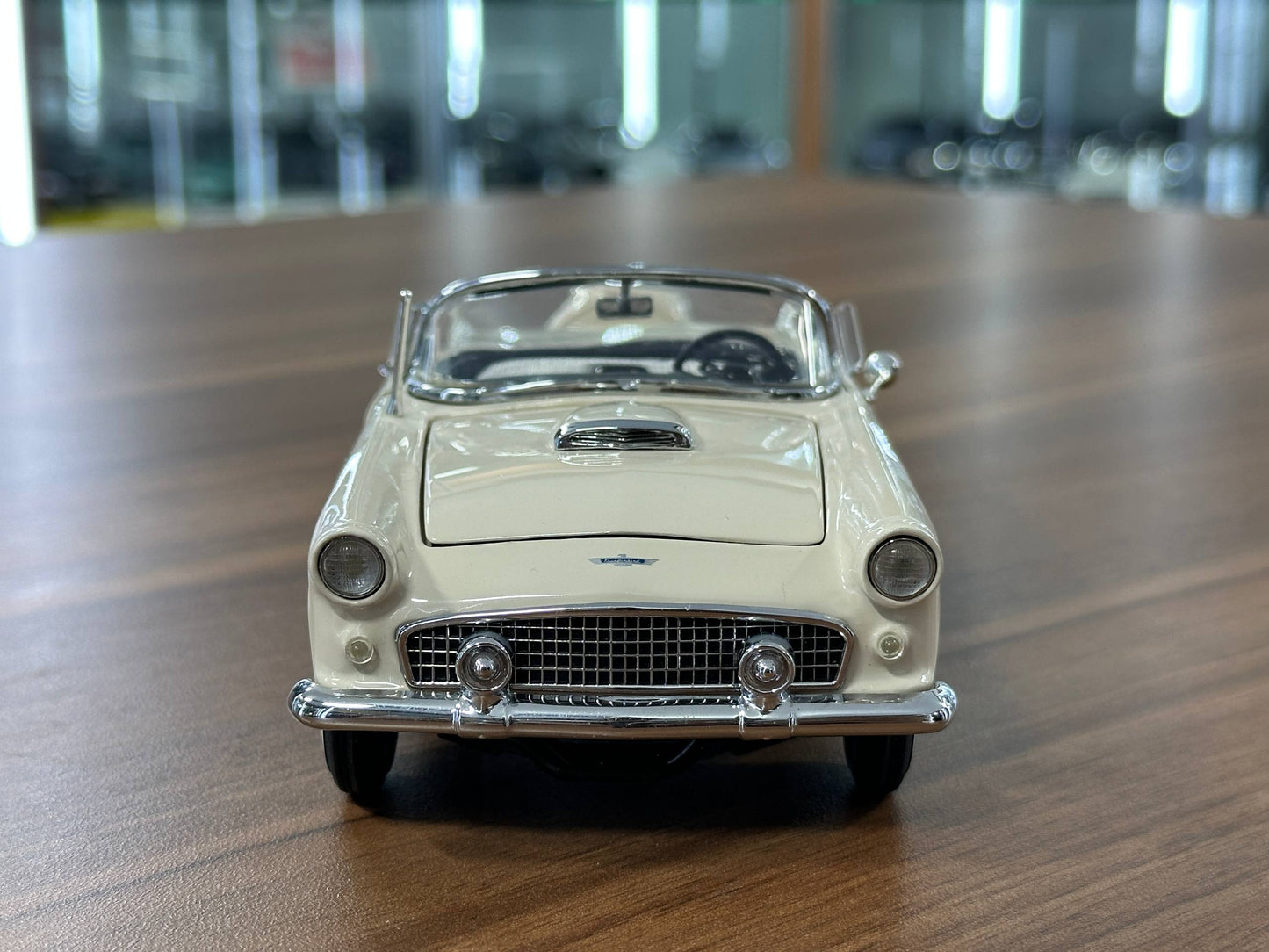 The Danbury Mint Ford Thunderbird 1956 – Cream – 1:24 Diecast Model (Full Opening, Limited Edition)