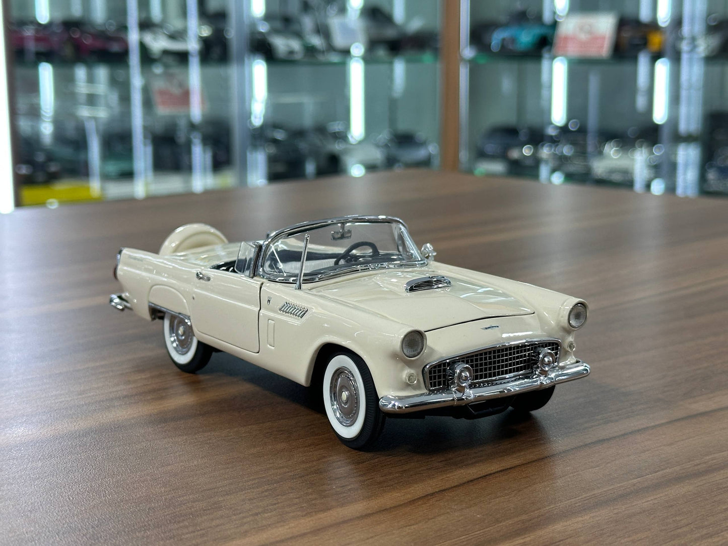 The Danbury Mint Ford Thunderbird 1956 – Cream – 1:24 Diecast Model (Full Opening, Limited Edition)