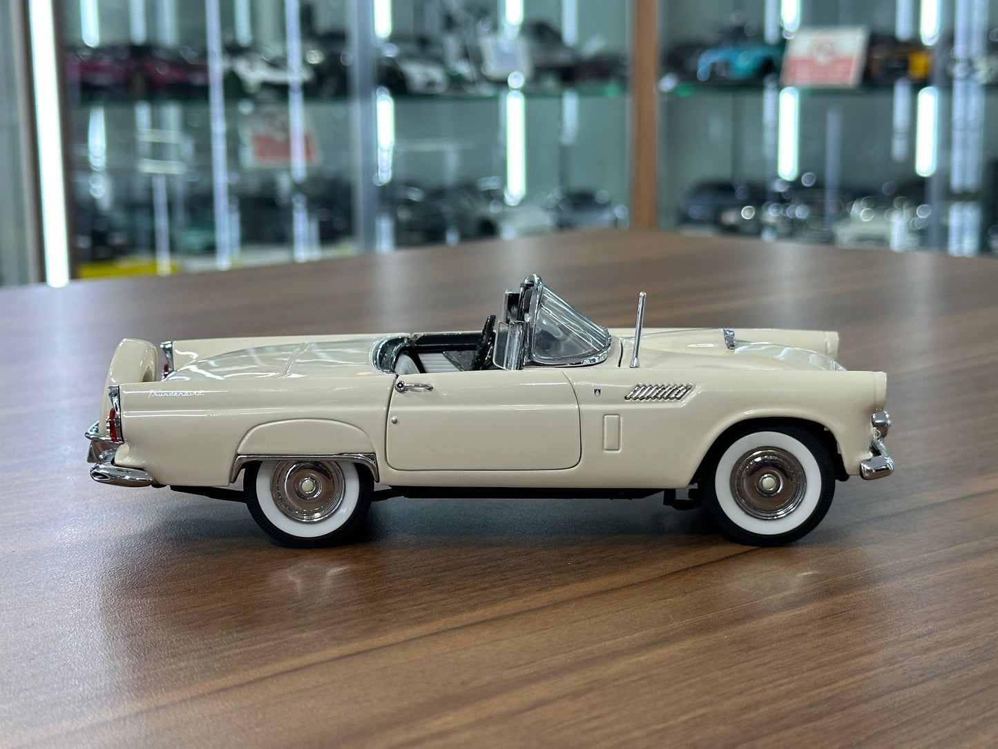 The Danbury Mint Ford Thunderbird 1956 – Cream – 1:24 Diecast Model (Full Opening, Limited Edition)